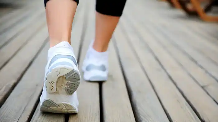 Caminar a paso ligero entre 30 y 45 minutos al día puede convertirse en un entrenamiento efectivo que mejora la salud física y mental sin necesidad de ir al gimnasio/ DeporteGlam