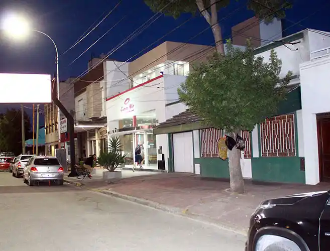Golpeó a dos personas en un intento de robo en una casa