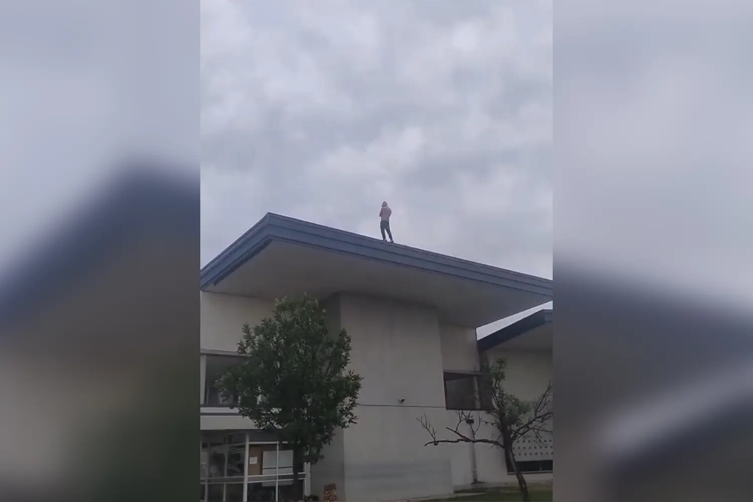 Un hombre subió unos quince metros de altura al techo de un hospital y amenazó con atentar contra su vida