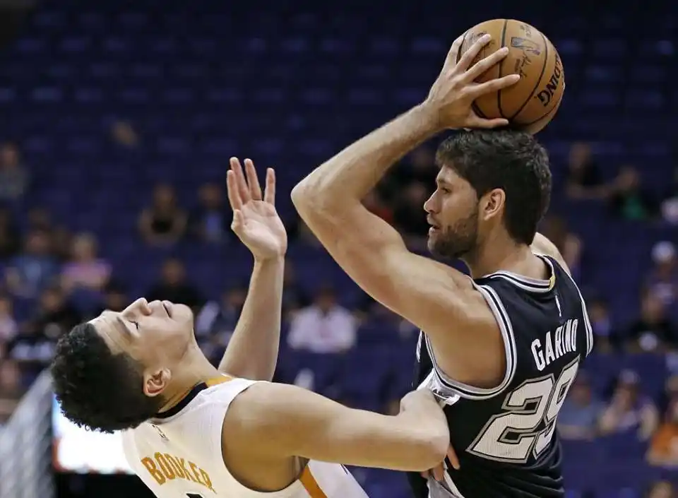 Buen debut de Garino en los Spurs