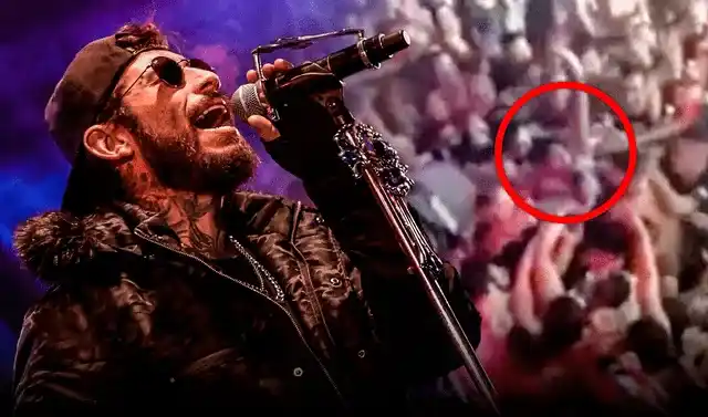 Roban a cantante en pleno show en vivo: lo jalaron desde el escenario y le quitaron todo