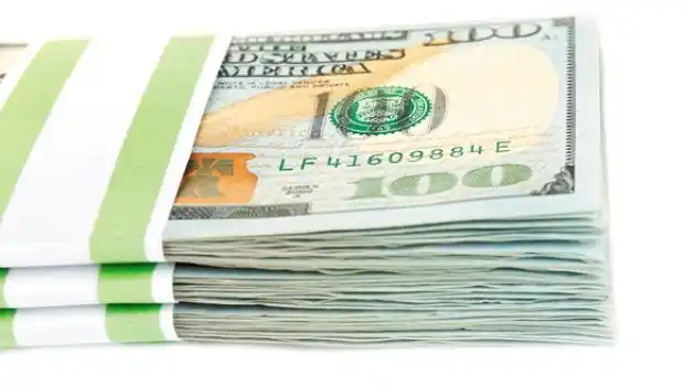 El blue sigue abajo del oficial: la gente vende dólares para pagar vacaciones