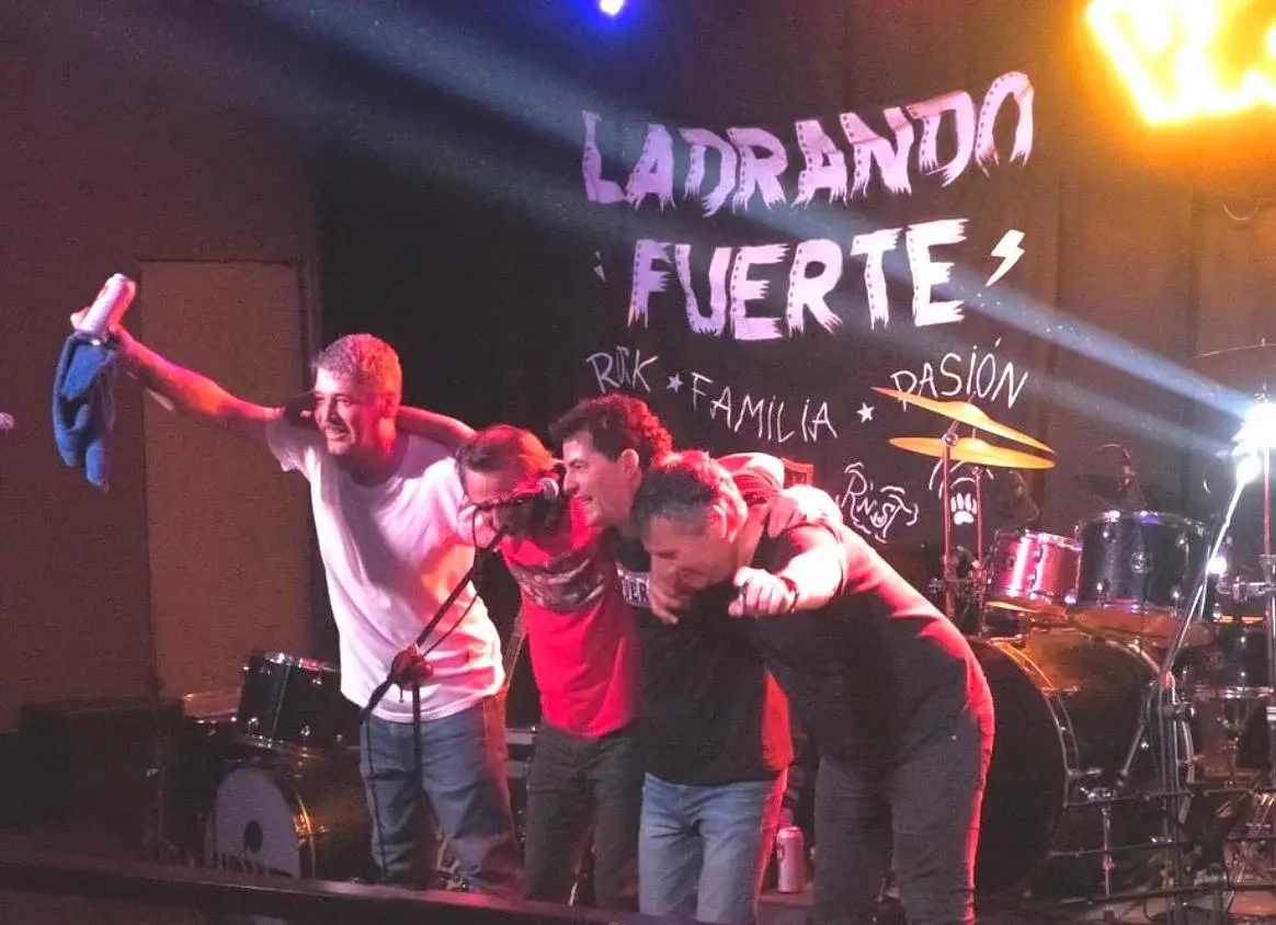 Ladrando Fuerte. Presentará canciones de su segundo álbum, Pocas Pulgas