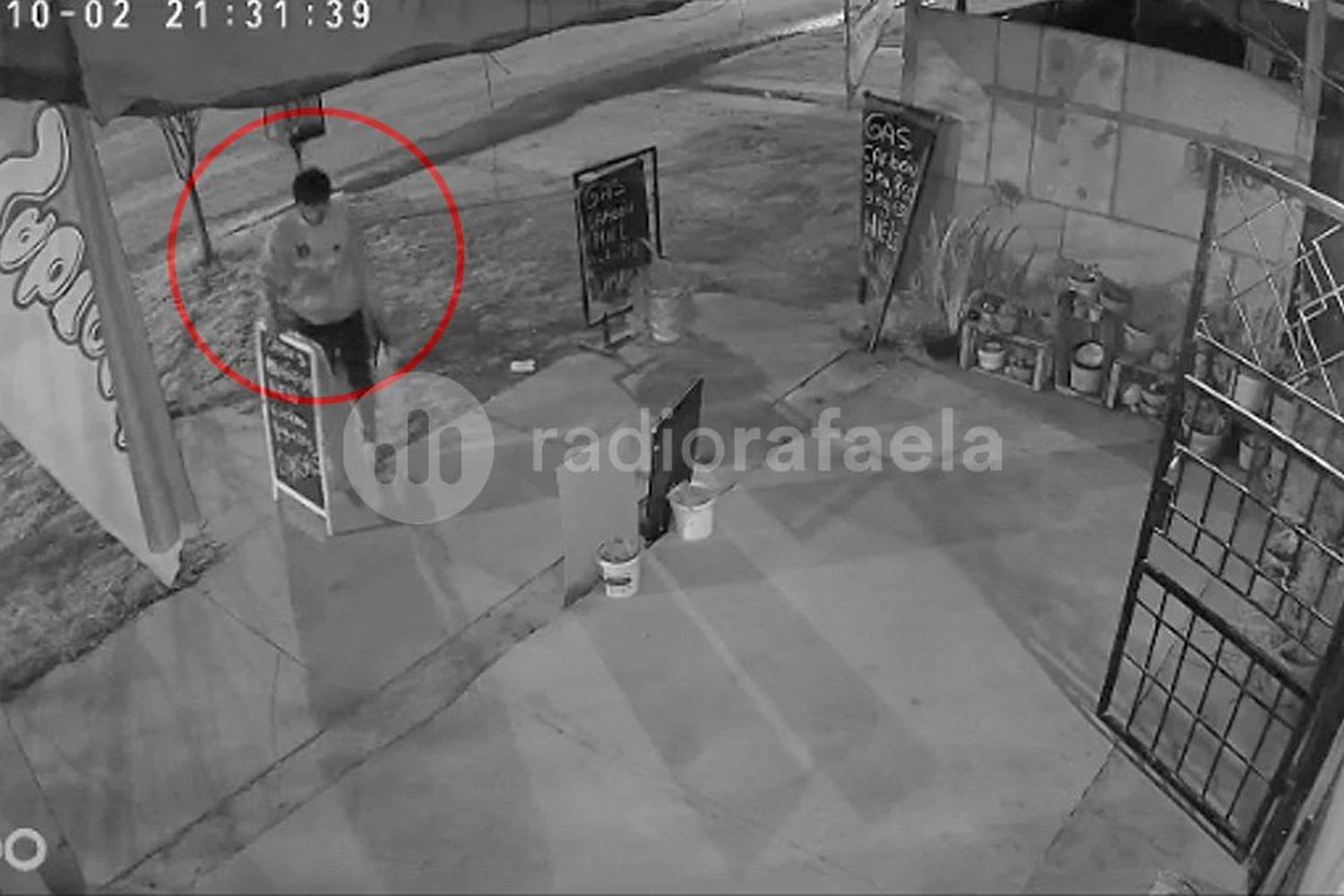 VIDEO | Como si fuera suyo, robó el cartel de un comercio rafaelino