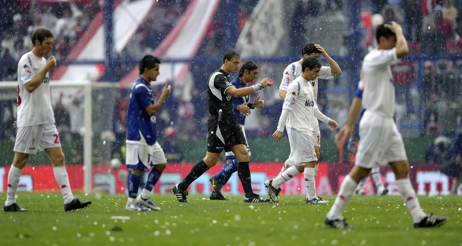 Gabriel Brazenas, los jugadores de Vélez y Huracán y la lluvia como grandes protagonistas de una tarde que quedó en el recuerdo. Pasó hace más de quince años, pero se la recuerda como si fuera hoy. Reuters