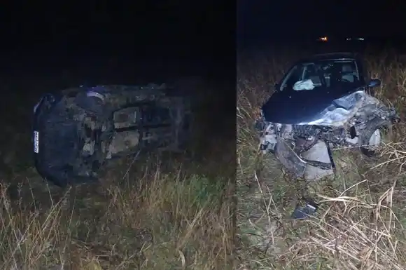 Un patrullero policial chocó contra un auto en Ruta 23 y terminó volcando en la banquina