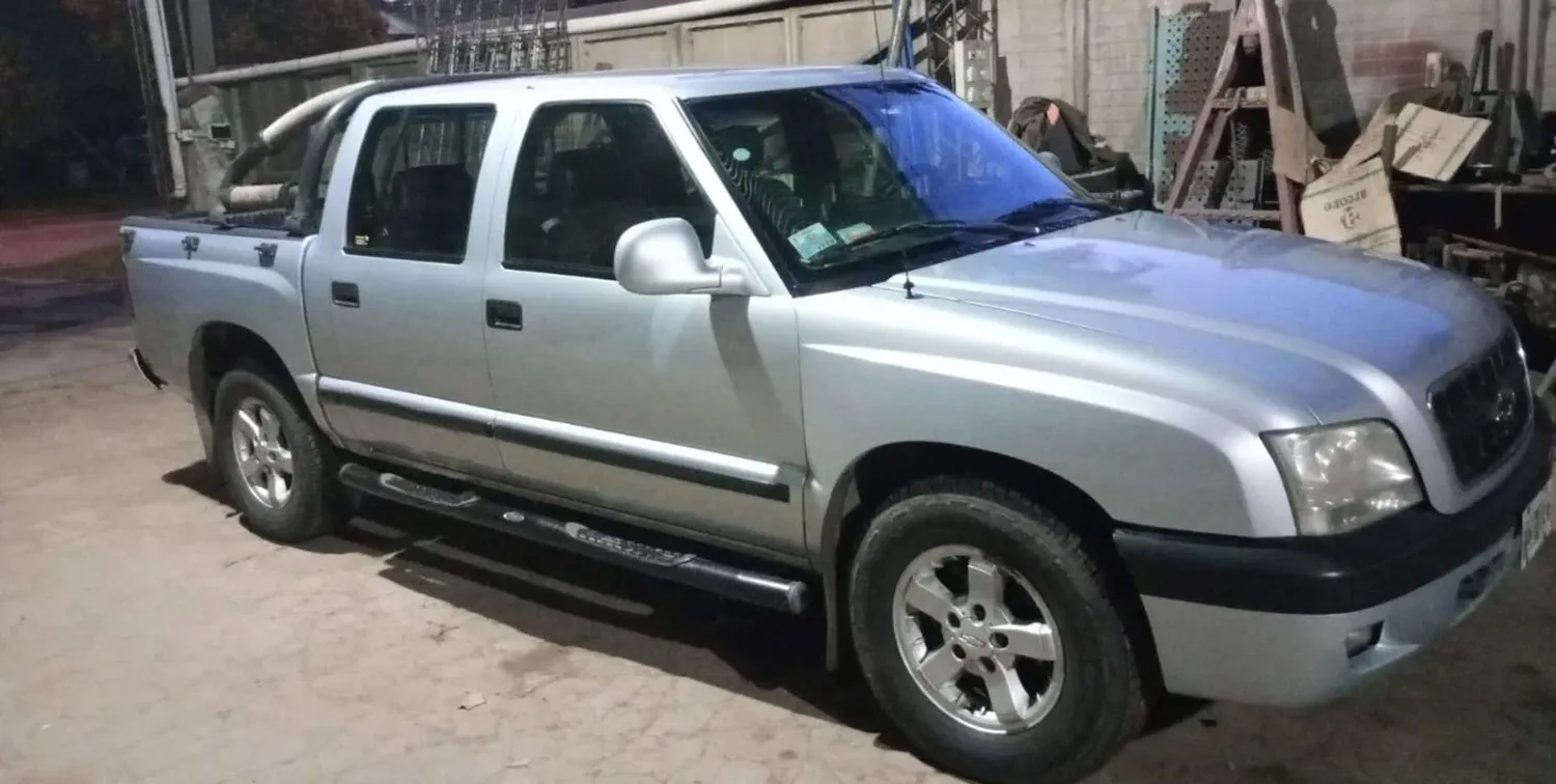 La camioneta robada en la madrugada en la ciudad de Gálvez. Hasta esta hora no había aparecido.