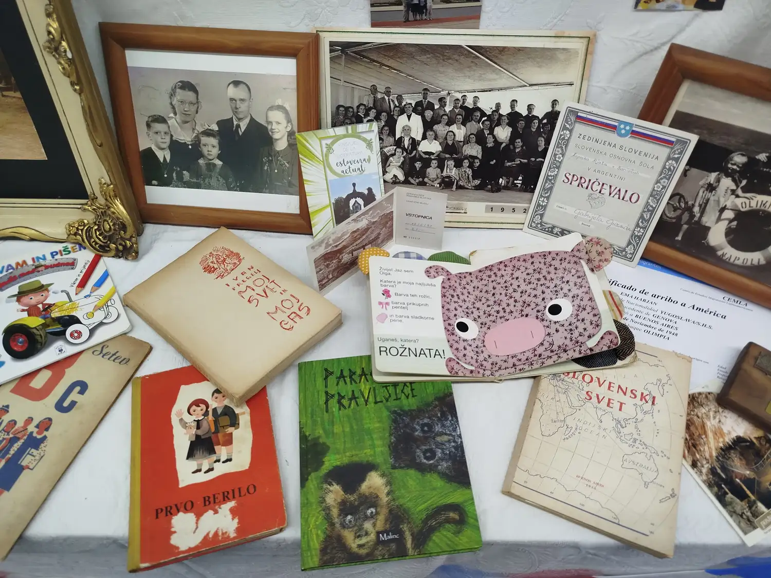 El stand esloveno con libros en la lengua original y fotos de los inmigrantes.
