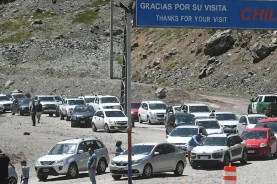 Tour en las fronteras: los chilenos y uruguayos vienen a comprar a la Argentina por los precios bajos