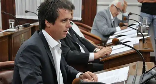 Enrique Cresto  prepara libro  sobre 30 años  de democracia