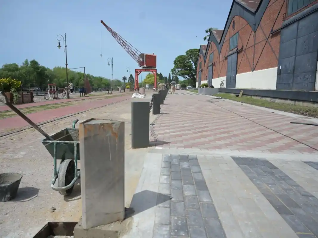 Antes del Ironman terminarán el recambio de adoquines y las restauraciones en el Paseo del Puerto