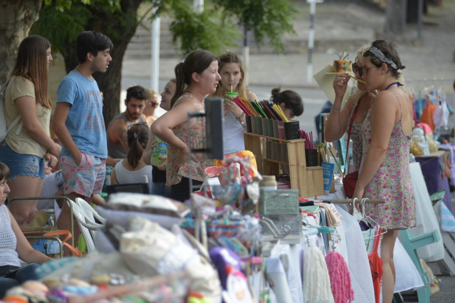 Hoy la feria de “Mujeres Emprendedoras” suma música a su propuesta de la plaza Moreno