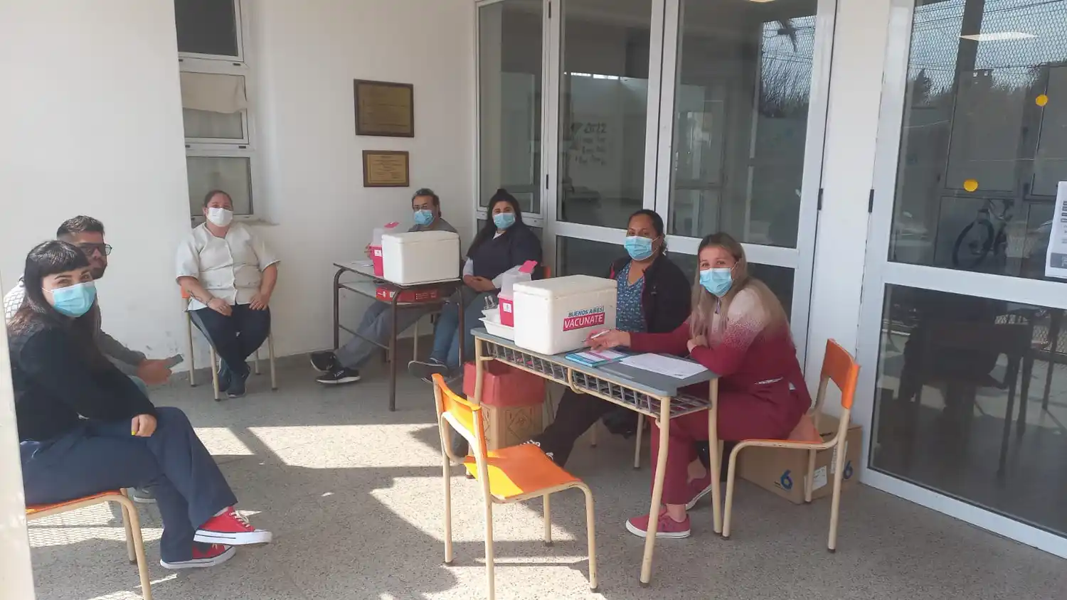 Vacunan contra COVID-19 en escuelas: preparan diagrama para las próximas semanas