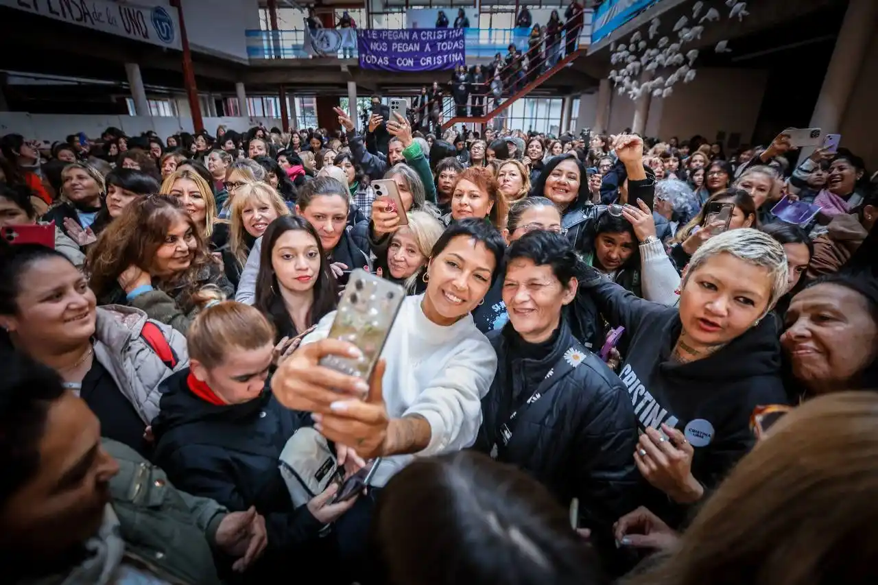 Mayra Mendoza, encabezó un multitudinario encuentro de mujeres peronistas bajo la consigna “Cristina libre”.