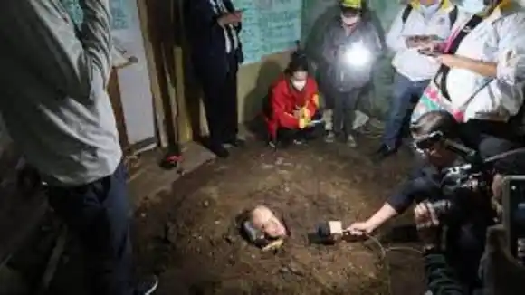 POR HAMBRE: abuelo se enterró vivo en la sala de su casa para que la alcaldesa de Bogotá escuchara su clamor  