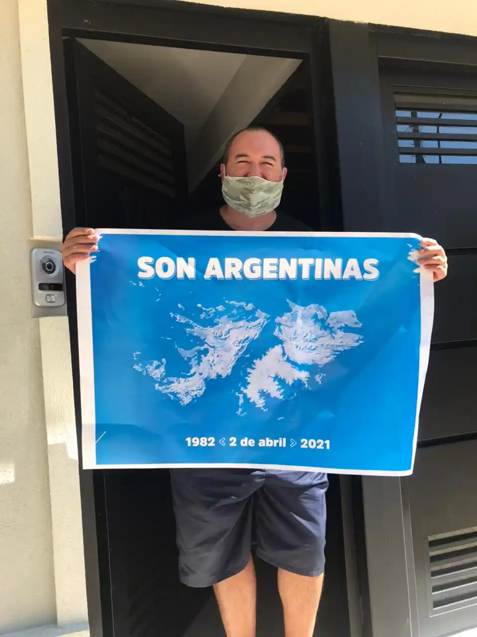 39 años de Malvinas: Entregaron afiches casa por casa en Provincia para recordar a los caídos