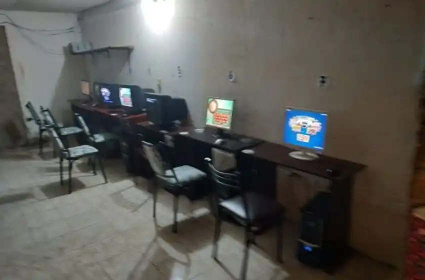 Desbaratan una casa con ocho computadoras programadas con juegos de azar