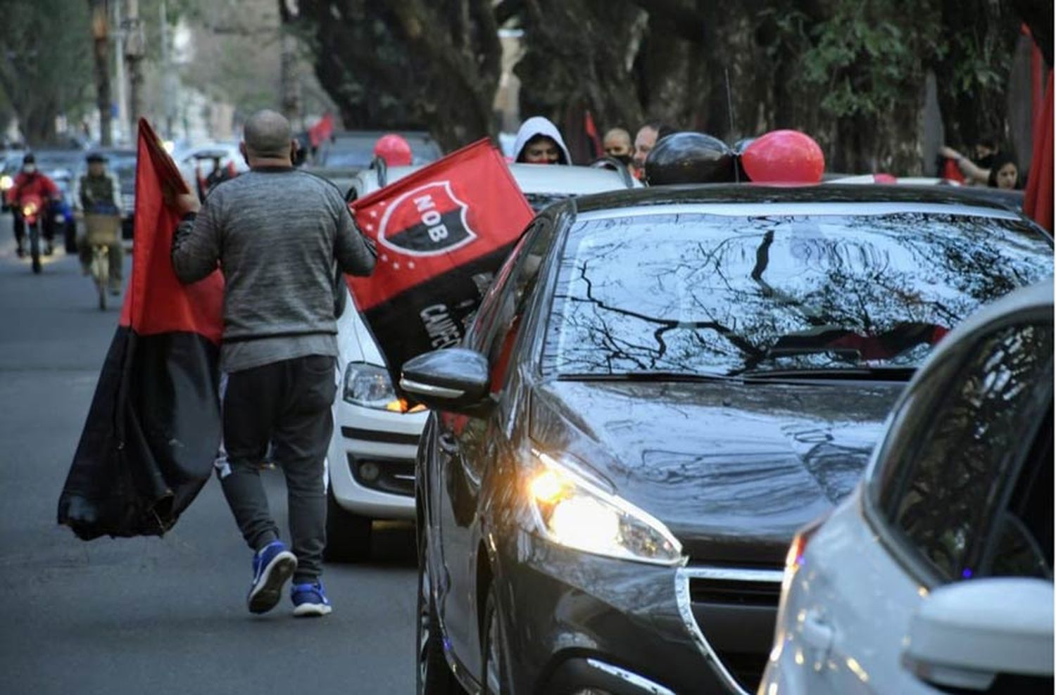 Caravana leprosa: hinchas de Newells se movilizaron para pedir por la llegada de Messi