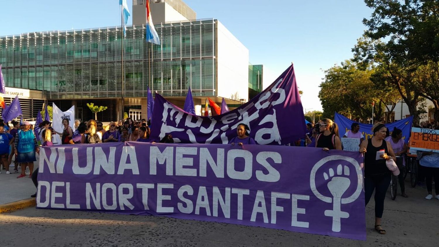 8M: la Mesa «Ni Una Menos» del norte santafesino marchó por las calles de Reconquista