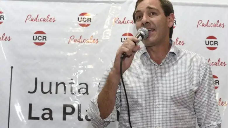 Julio Garro fue el primer Intendente en saludar a Maxi Abad y a Diego Rovella por el triunfo en la interna radical