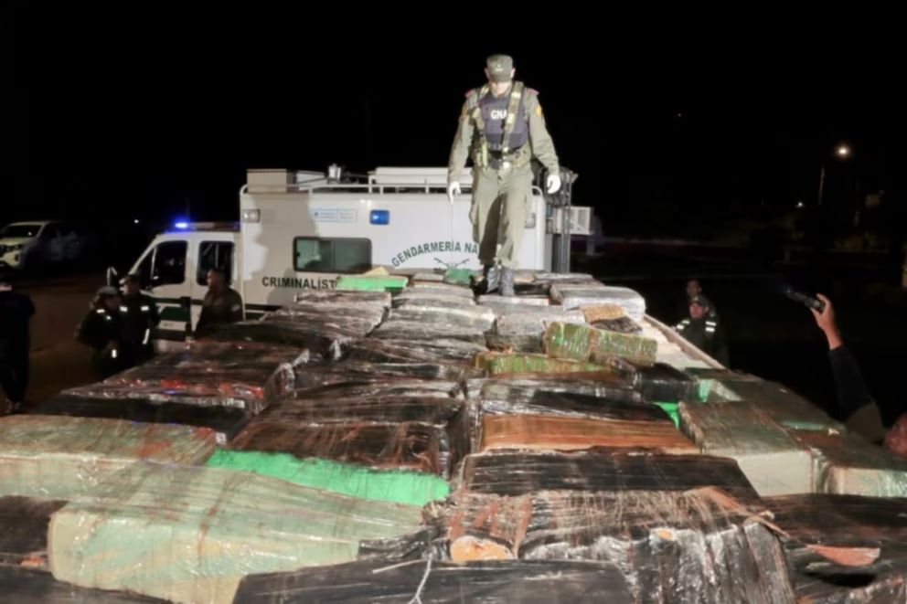 En Misiones y luego de un enfrentamiento armado, Gendarmería Nacional decomisó más de 7 mil kilos de marihuana transportados en un camión (GNA)