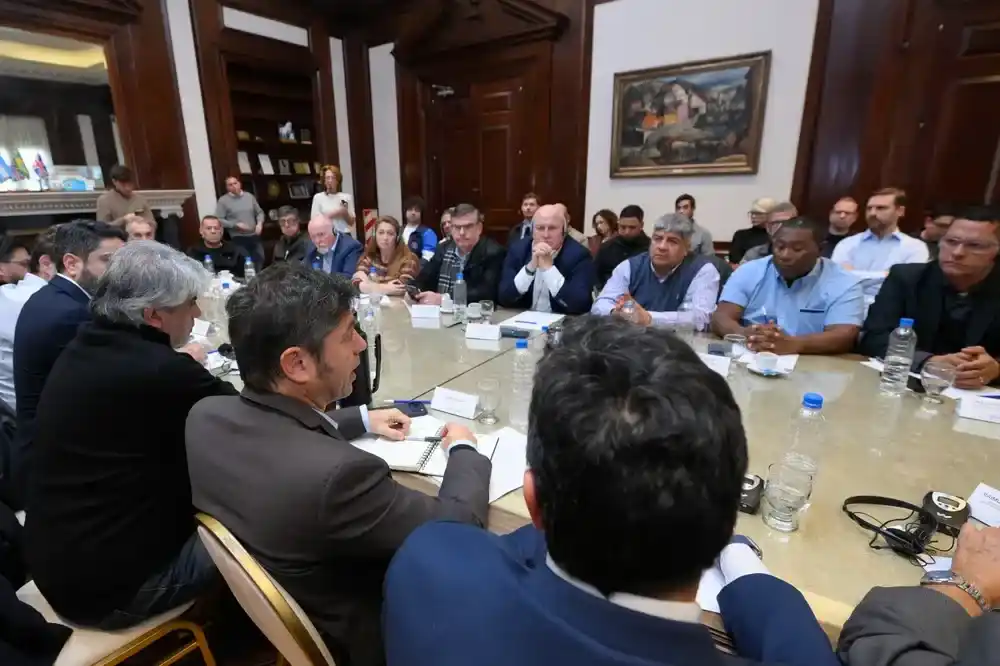 Moyano le llevó a Kicillof apoyo sindical internacional y pidió "unidad" en medio de la pelea del peronismo