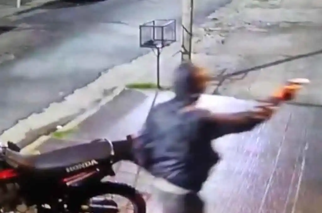 Brutal asesinato en Tres de Febrero: Dos motochorros mataron a tiros a un policía para robarle la moto