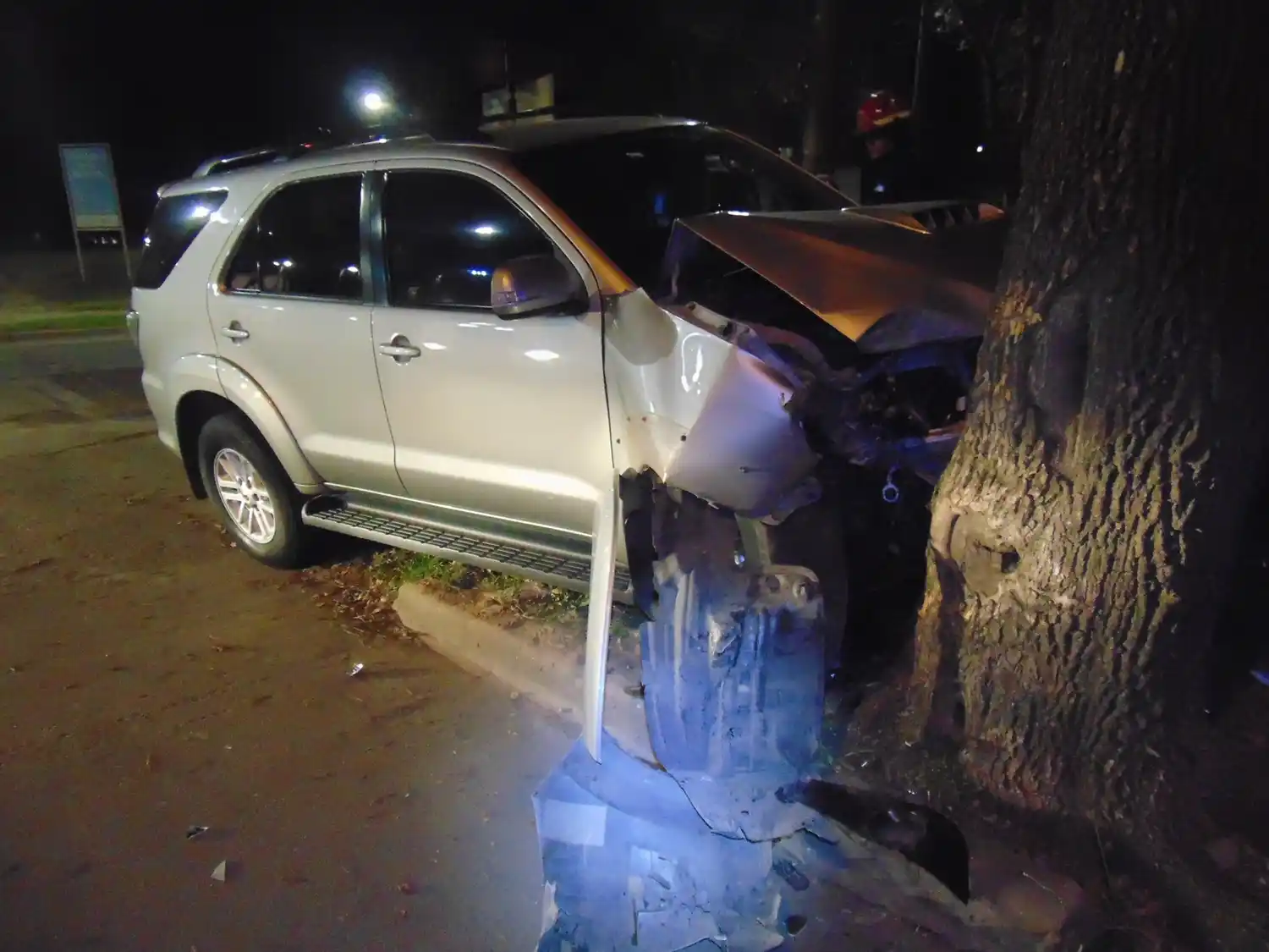 Daños importantes sufrió la camioneta en la parte delantera derecha.