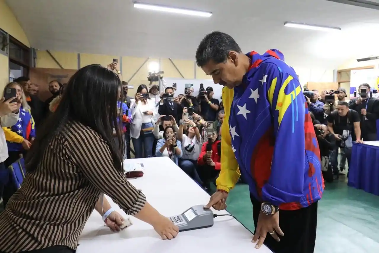 ¡NICOLÁS MADURO ya votó! Llama a los electores a sufragar en paz y ofrece «un proceso de diálogo»