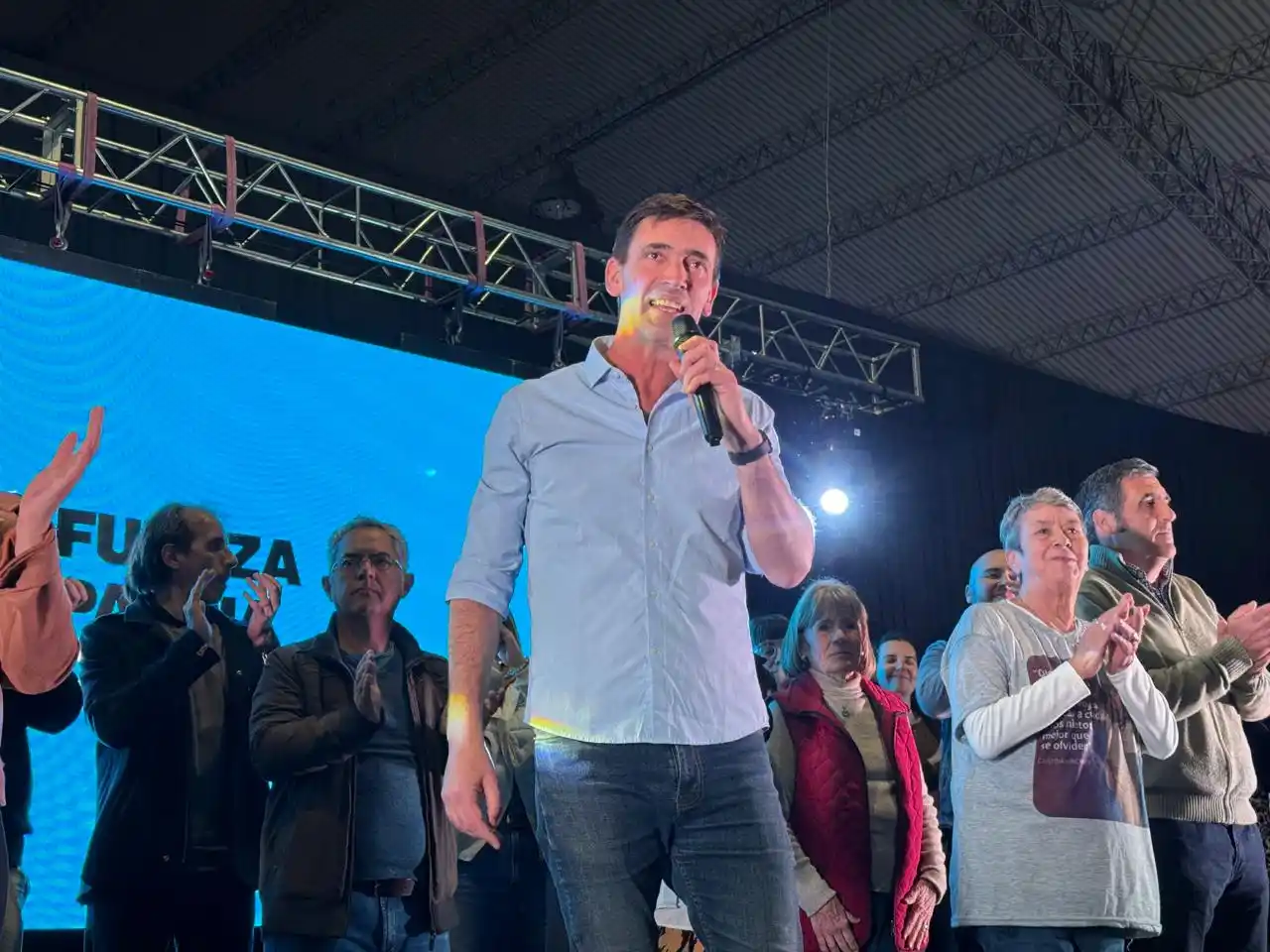 Rogelio Iparraguirre, durante el acto de cierre de campaña de Fuerza Patria en Tandil.