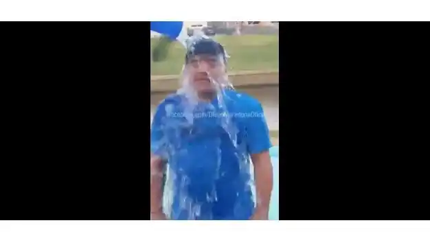 Aunque nadie lo nominó, Maradona también se sumó al 'Ice Bucket Challenge'
