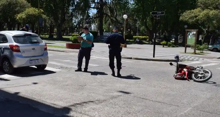 Un motociclista sufrió fractura de peroné al chocar contra un auto