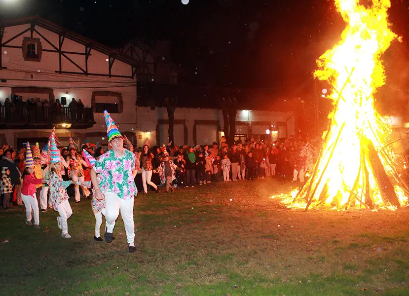 Tradición vasca. Hoguera de San Juan