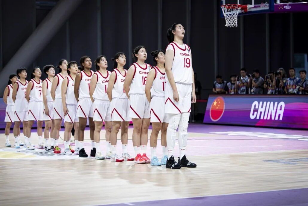 Zhang Ziyu brilla en el básquet