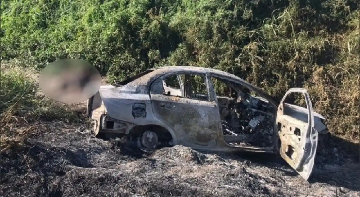 Hallaron el cuerpo de un hombre al lado de un auto quemado