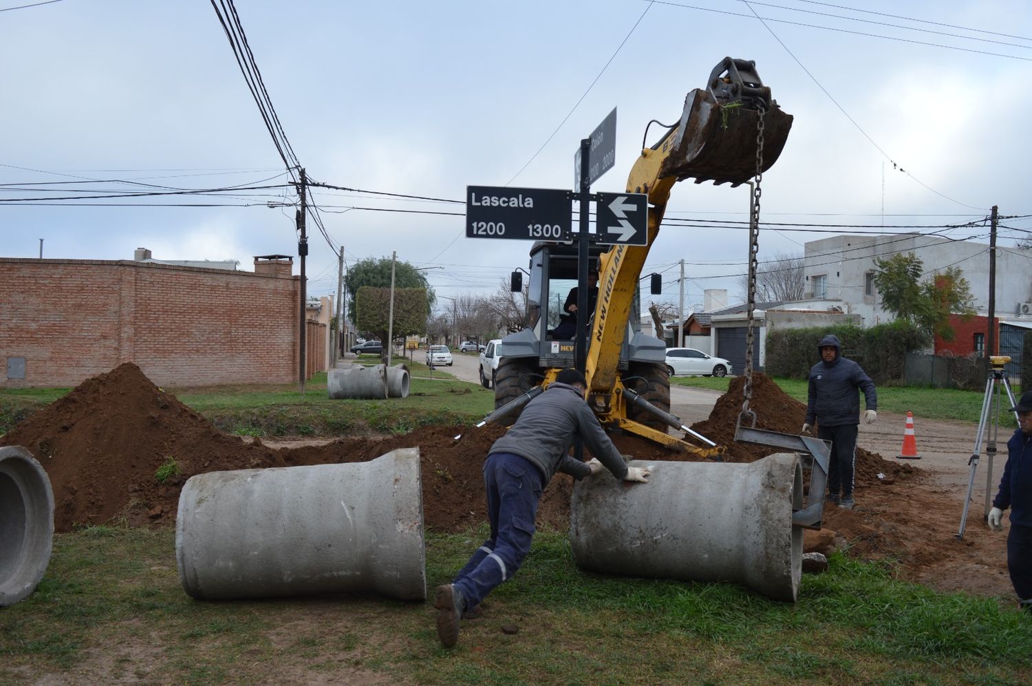 Intenso trabajo de las cuadrillas municipales en arreglo de calles y desagües