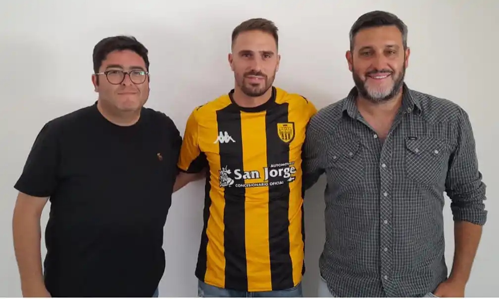 Buongiorno, entre el presidente Pablo Bossio y el manager Juan Alfonsín. (Foto de prensa de Santamarina).