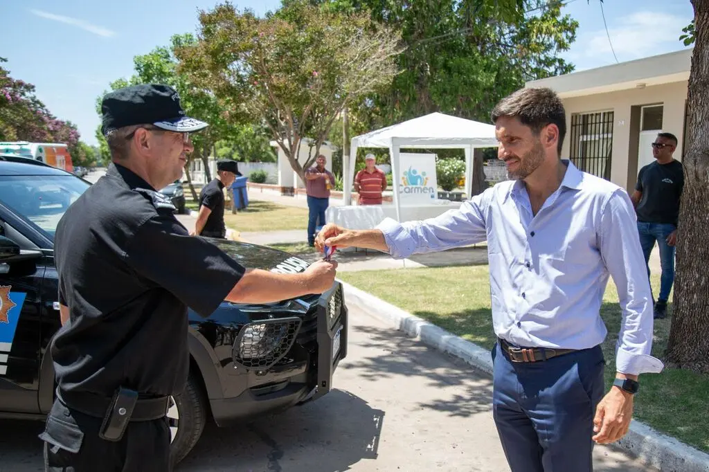 En Carmen hizo entrega de un patrullero