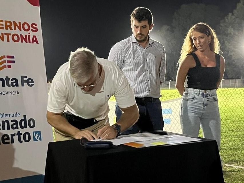 El intendente Chiarella y la diputada Galnares durante el acto de entrega del aporte. Foto: Gentileza.