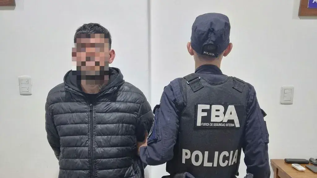 El sujeto quedó detenido por disturbios en la vía pública. Además, portaba un arma punzante.