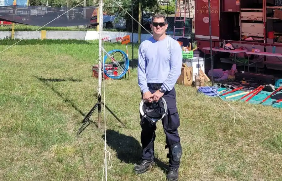 Alejandro García pertenece a un grupo de rescatistas preparados para hechos devastadores.