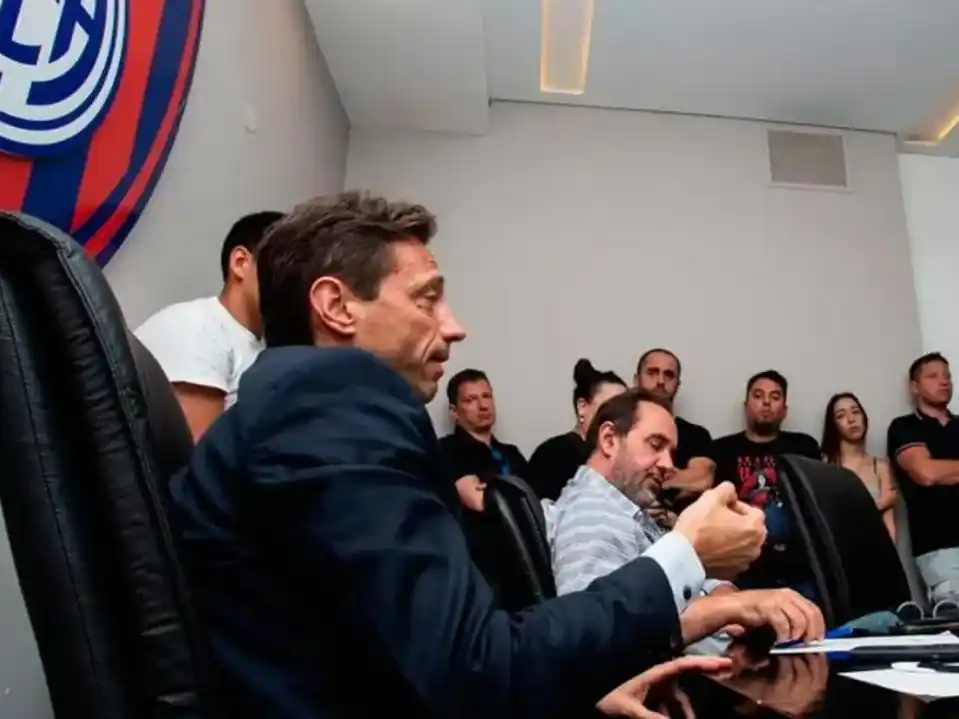 San Lorenzo profundiza su crisis con renuncias masivas y una acefalía institucional.