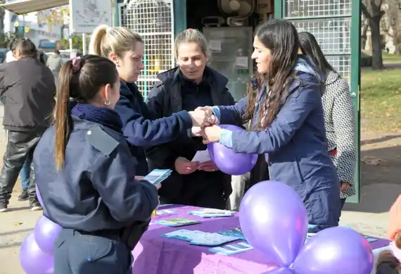 En el marco de "Ni Una Menos", la Comisaría de la Mujer concientizó sobre violencia familiar