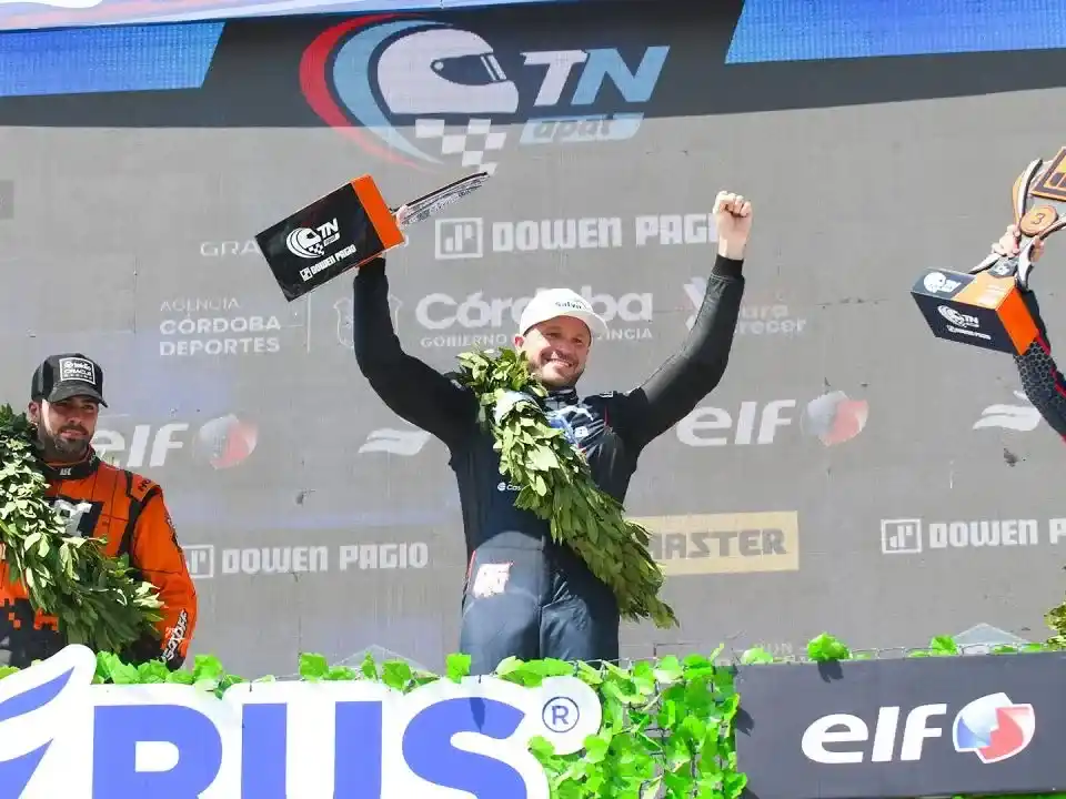 Canapino festeja en el podio.