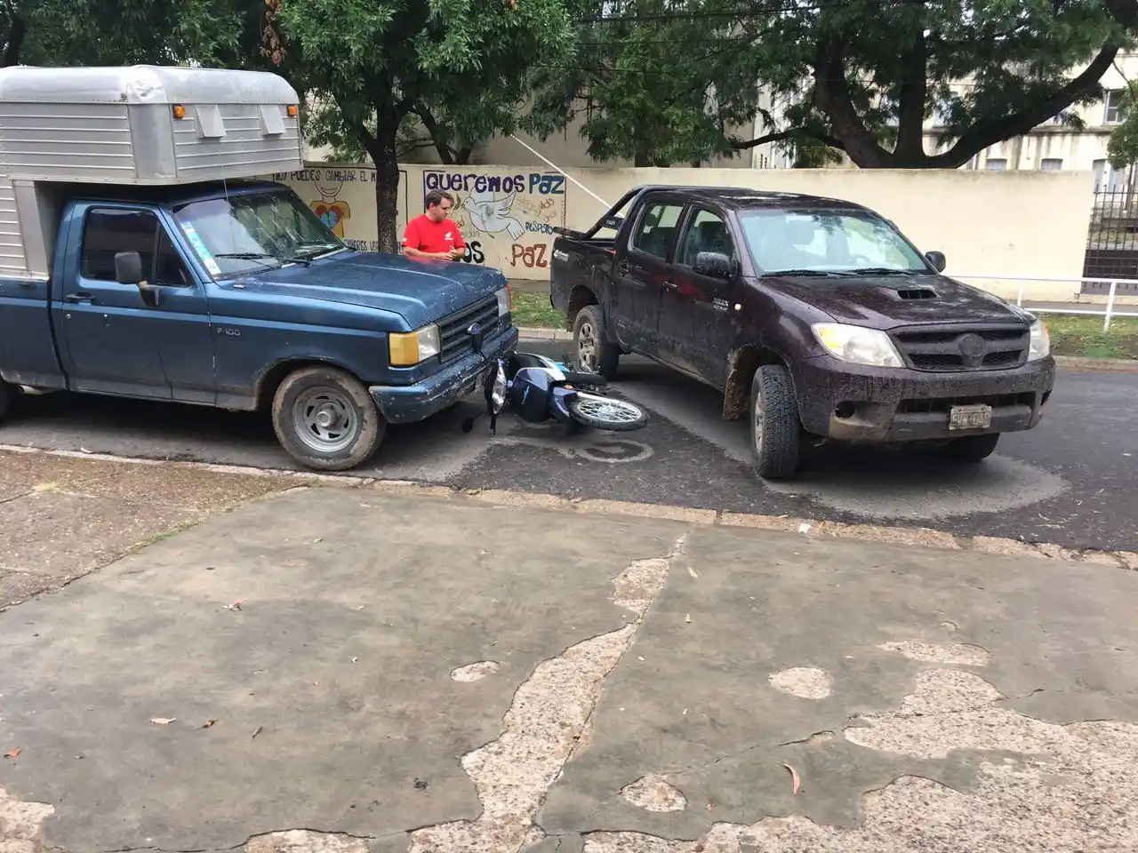 Chocó con una camioneta en la salida de una gomería