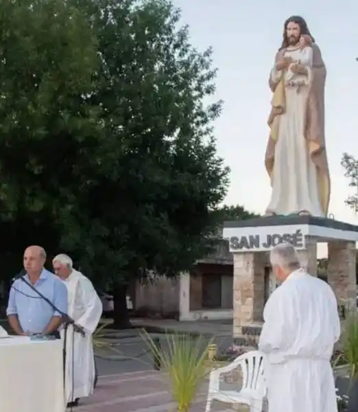 SAN JOSÉ PATRONO DE NUESTRA QUERIDA LOCALIDAD .
Todos los 19 de marzo celebramos los vecinos la llegada de nuestro Patrono. Hace mas de un año logramos emplazar dicha imagen religiosa en un lugar estratégico de la localidad ,  frente al monumento a la Madre y a los monumentos de Francisco Ramirez y de Gral Galarza, la denominada hoy "Esquina de los Monumentos". Esperamos con Fé  Amor y Esperanza el día patronal . (Fabián Menescardi)