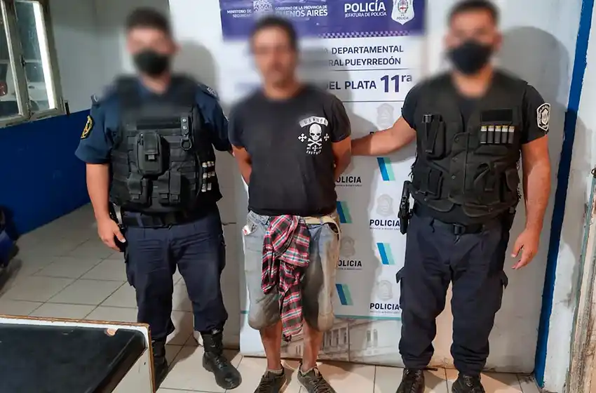 Lo vio robando su bicicleta y lo atrapó en su casa