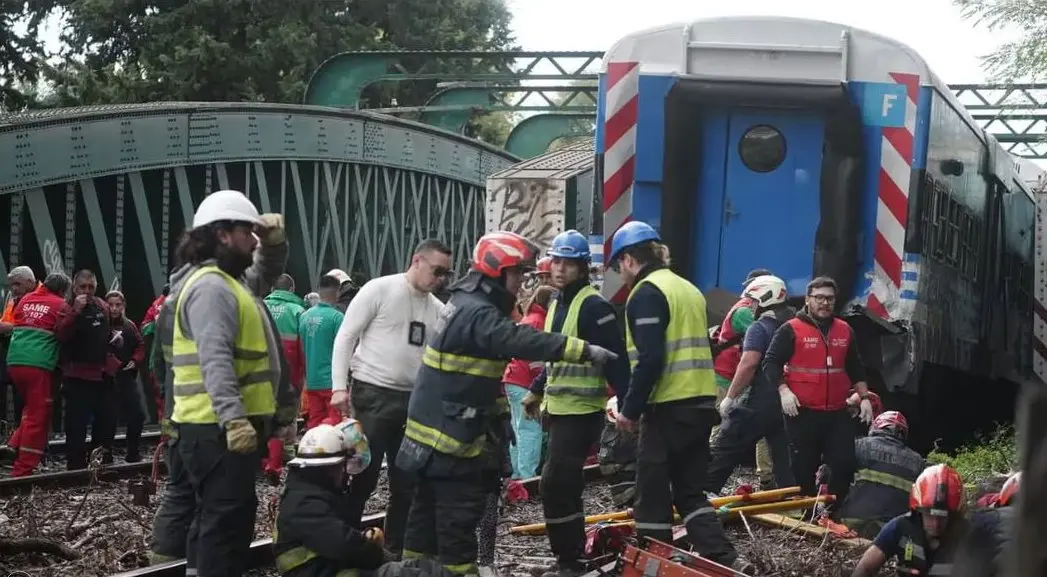 Un tren chocó con otra formación y descarriló: al menos 16 heridos