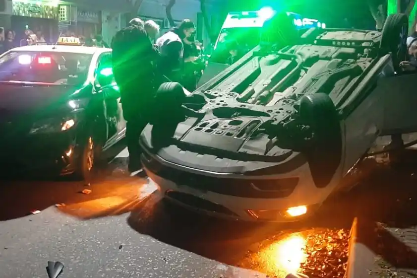 Crimen en Arroyito: asesinaron a un hombre desde una moto mientras conducía un auto