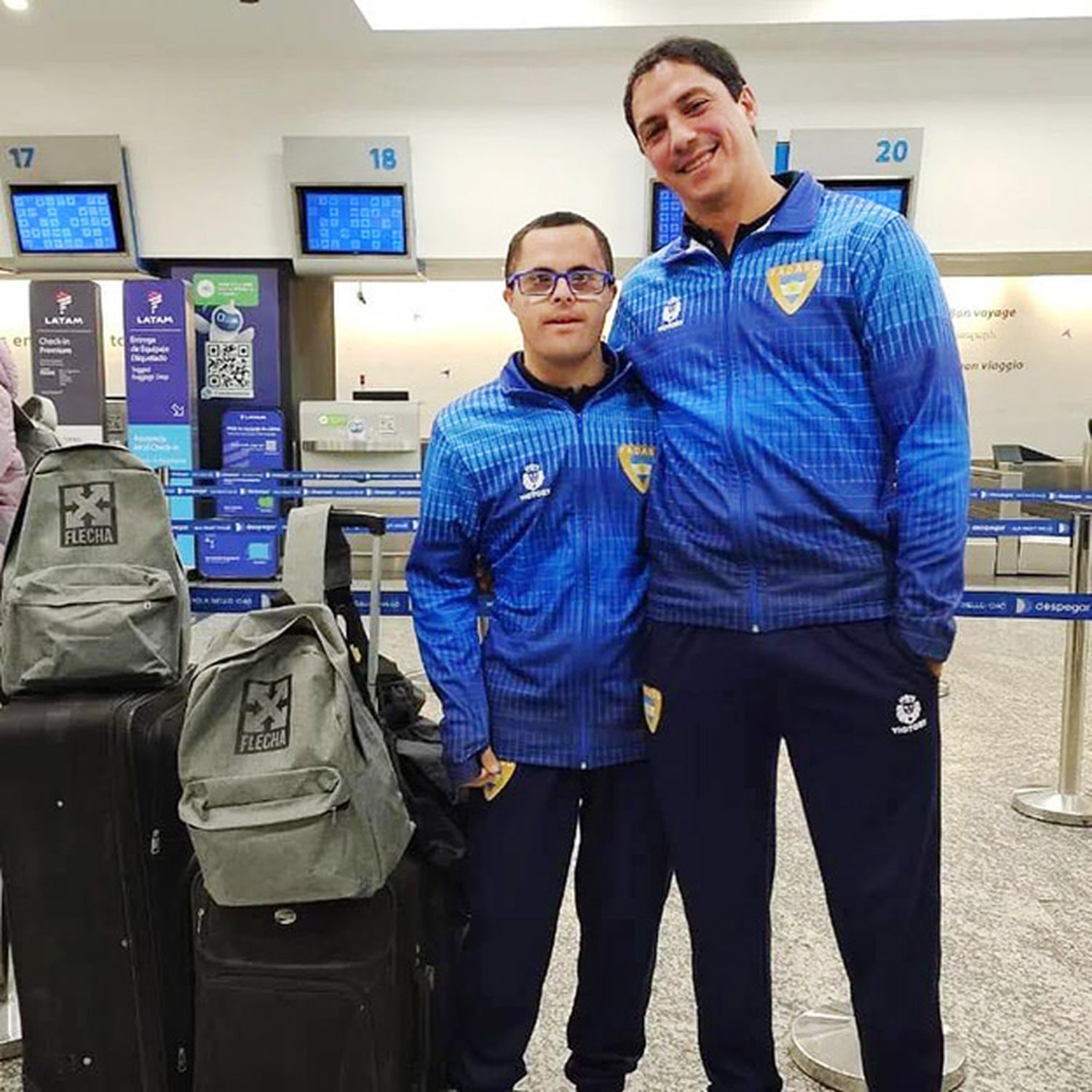 Martín Reynoso junto a su entrenador, Rodrigo Tika.